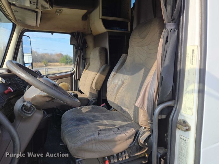 image for item ET5355 2012 Volvo Truck VNL semi truck