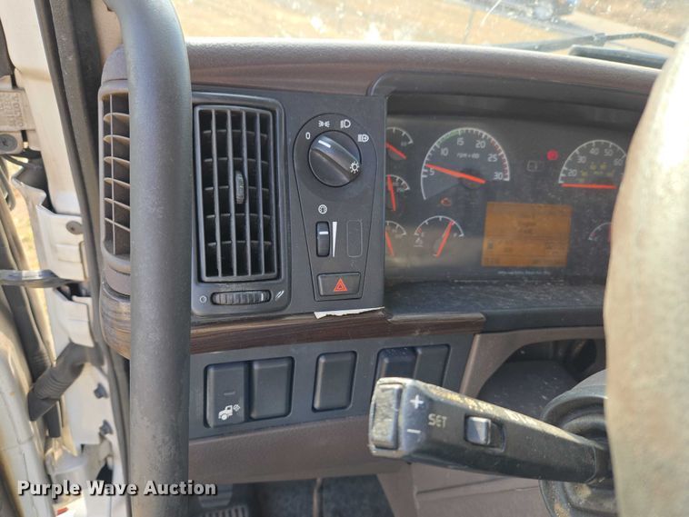 image for item ET5355 2012 Volvo Truck VNL semi truck