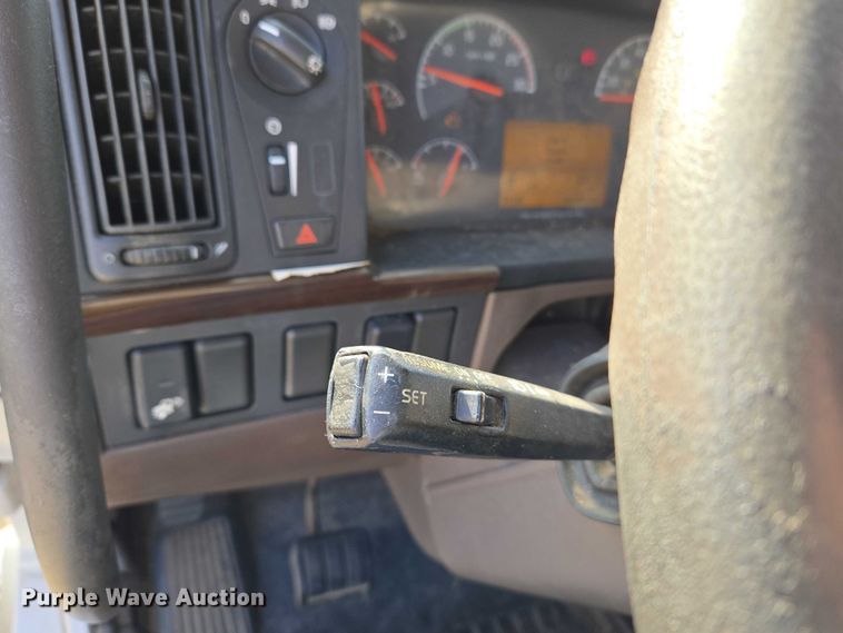 image for item ET5355 2012 Volvo Truck VNL semi truck