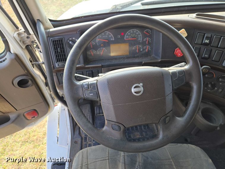image for item ET5355 2012 Volvo Truck VNL semi truck
