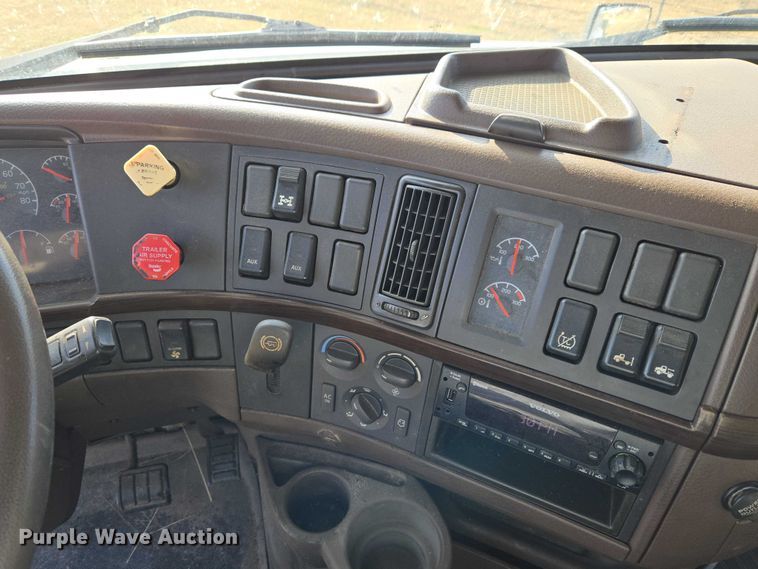 image for item ET5355 2012 Volvo Truck VNL semi truck