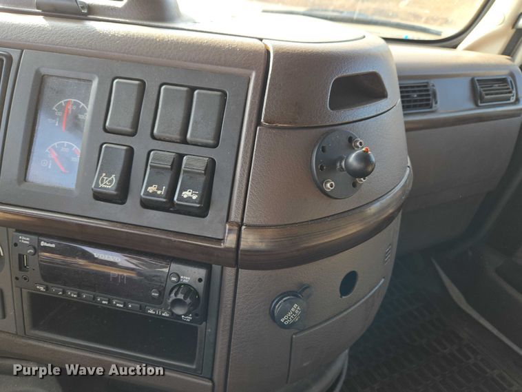 image for item ET5355 2012 Volvo Truck VNL semi truck