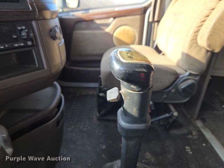 image for item ET5355 2012 Volvo Truck VNL semi truck