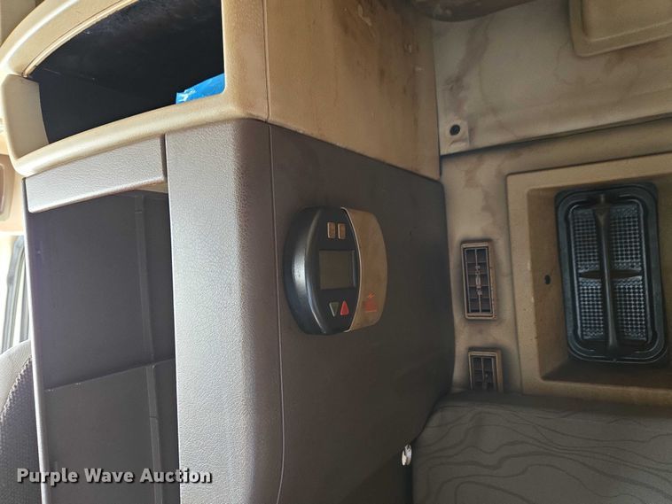 image for item ET5355 2012 Volvo Truck VNL semi truck