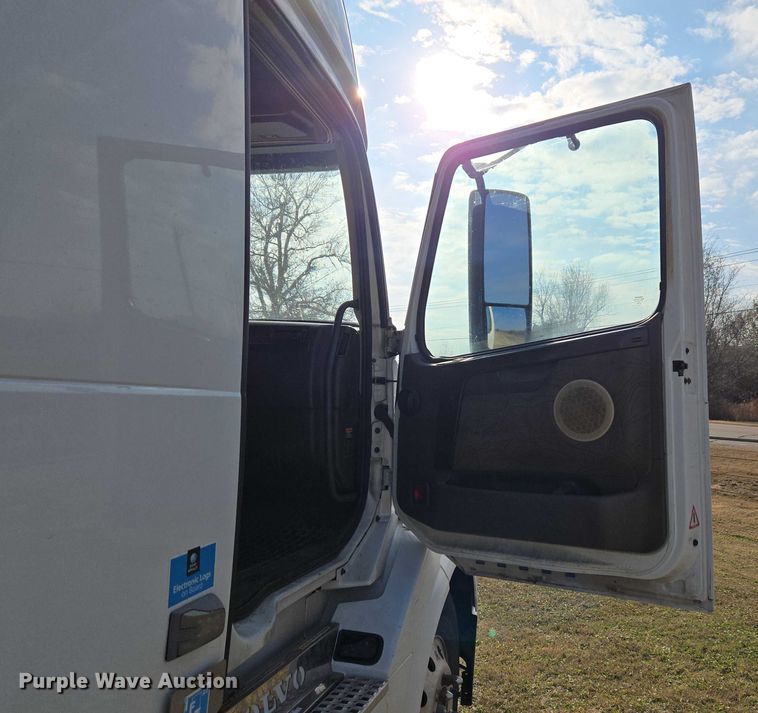image for item ET5355 2012 Volvo Truck VNL semi truck