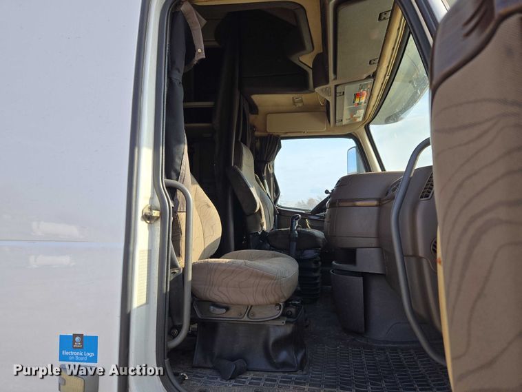 image for item ET5355 2012 Volvo Truck VNL semi truck