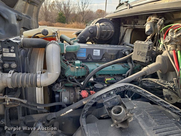 image for item ET5355 2012 Volvo Truck VNL semi truck