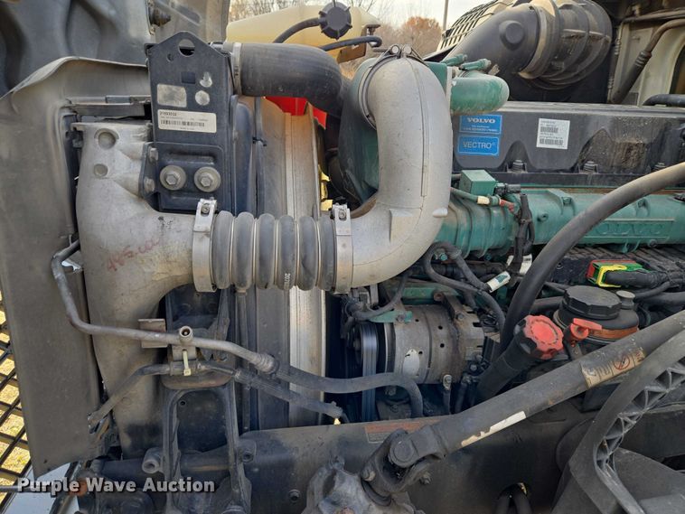 image for item ET5355 2012 Volvo Truck VNL semi truck