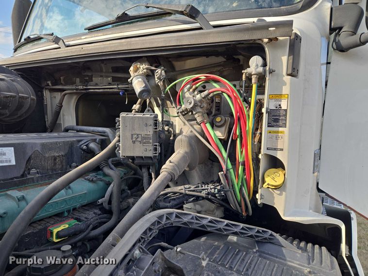 image for item ET5355 2012 Volvo Truck VNL semi truck