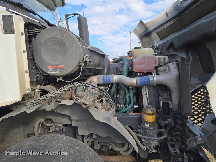 image for item ET5355 2012 Volvo Truck VNL semi truck