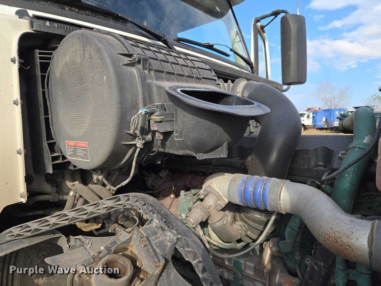 image for item ET5355 2012 Volvo Truck VNL semi truck