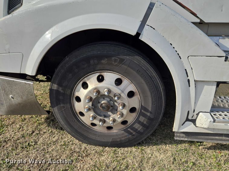 image for item ET5355 2012 Volvo Truck VNL semi truck