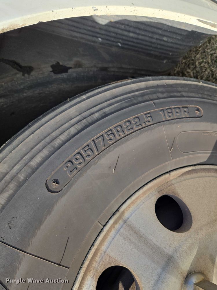 image for item ET5355 2012 Volvo Truck VNL semi truck