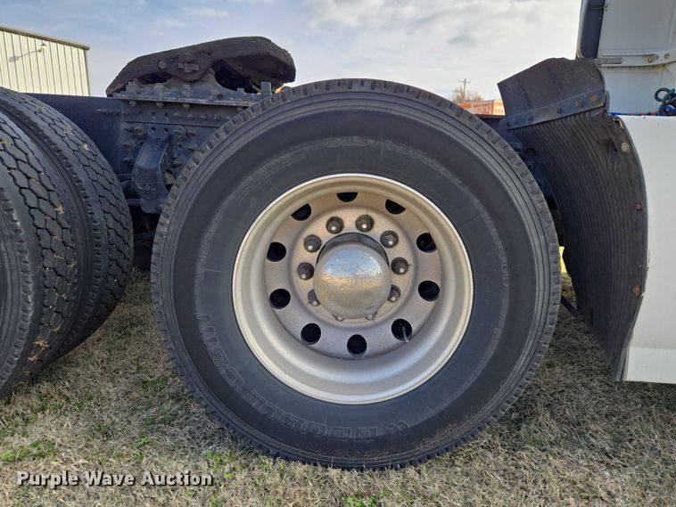 image for item ET5355 2012 Volvo Truck VNL semi truck