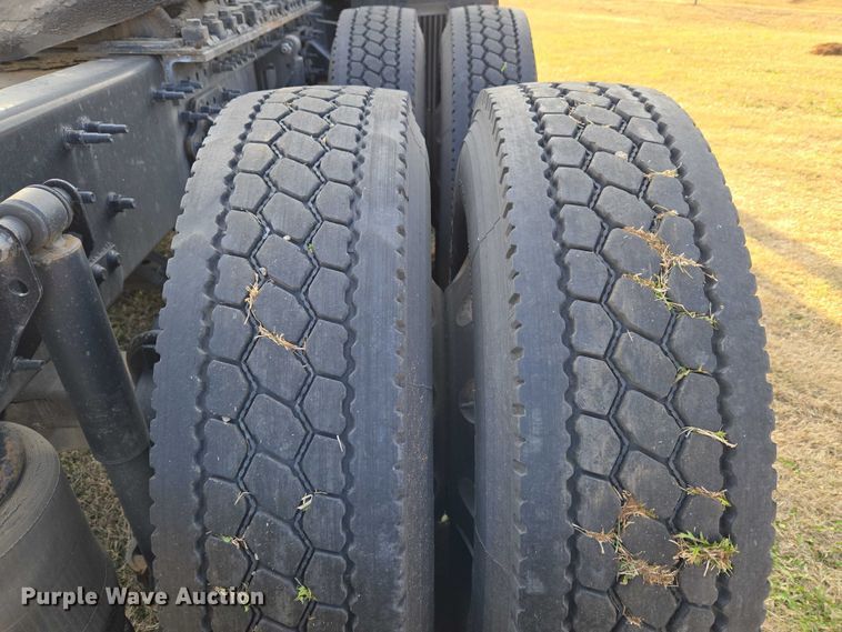 image for item ET5355 2012 Volvo Truck VNL semi truck