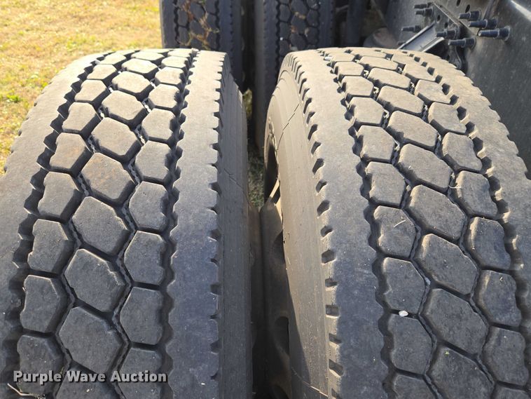 image for item ET5355 2012 Volvo Truck VNL semi truck