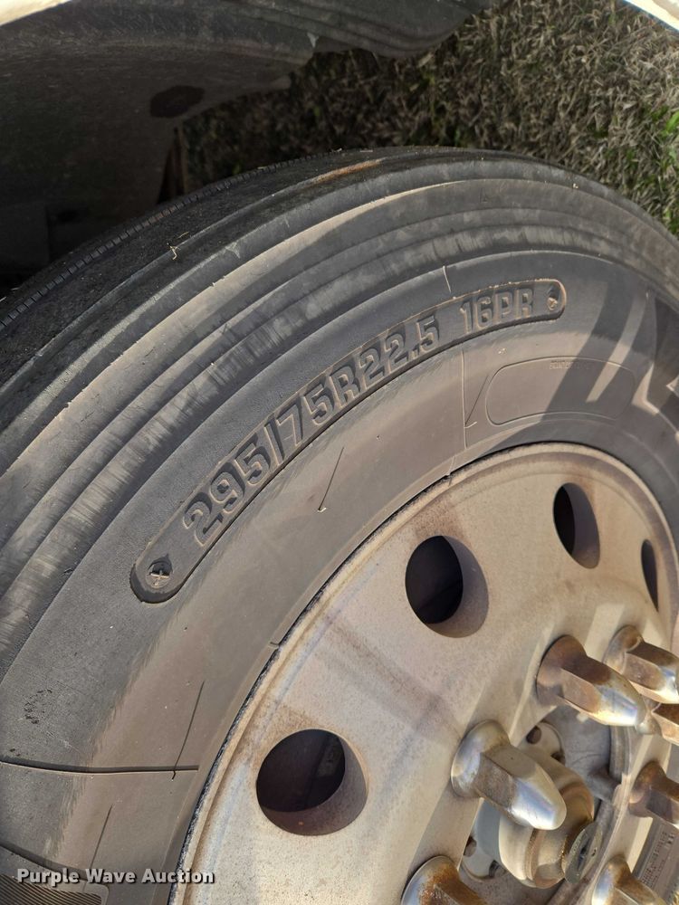 image for item ET5355 2012 Volvo Truck VNL semi truck