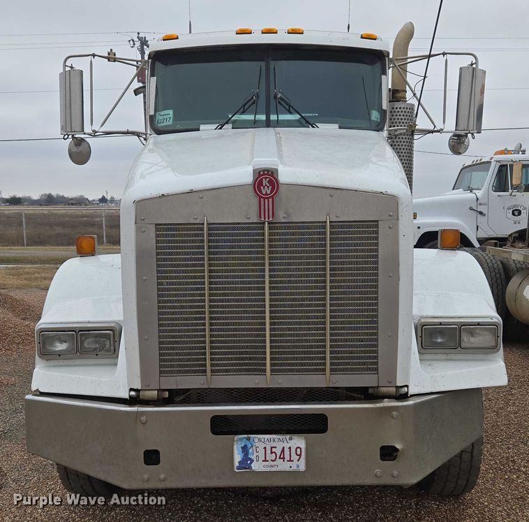 image for item ET5361 2005 Kenworth T800 semi truck