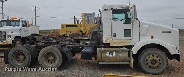 image for item ET5361 2005 Kenworth T800 semi truck