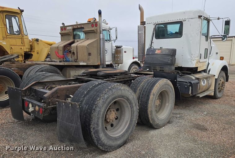 image for item ET5361 2005 Kenworth T800 semi truck
