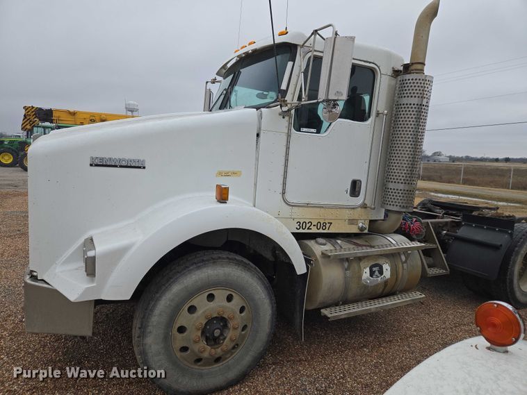 image for item ET5361 2005 Kenworth T800 semi truck
