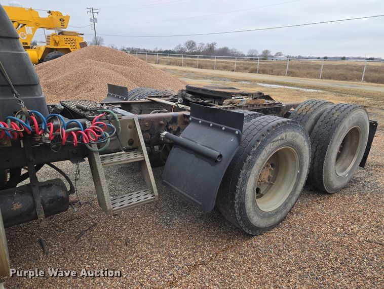 image for item ET5361 2005 Kenworth T800 semi truck