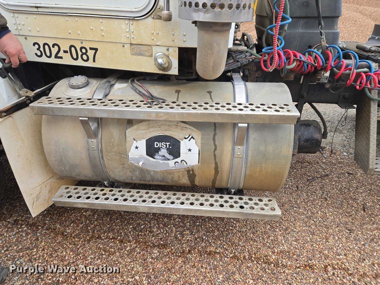 image for item ET5361 2005 Kenworth T800 semi truck