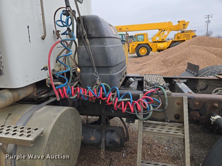 image for item ET5361 2005 Kenworth T800 semi truck