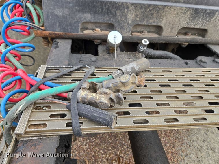 image for item ET5361 2005 Kenworth T800 semi truck