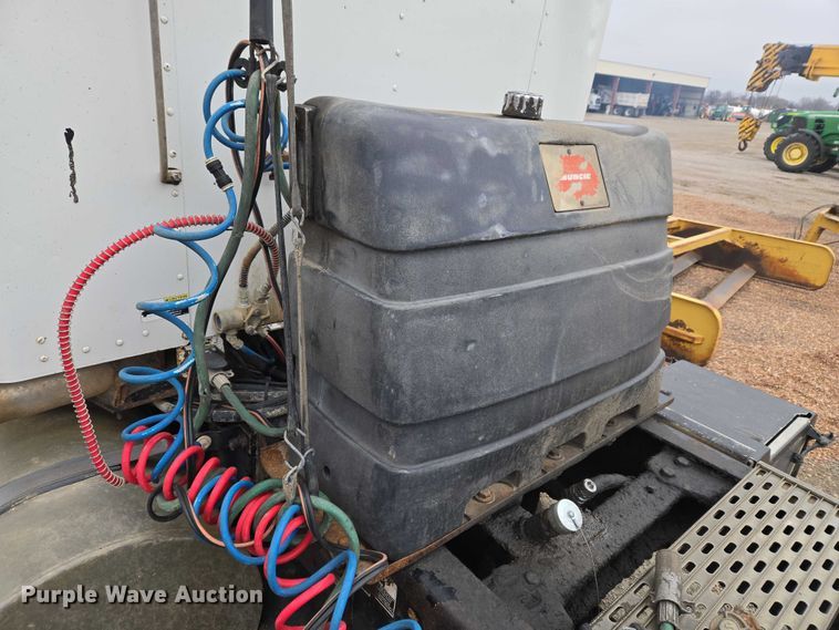 image for item ET5361 2005 Kenworth T800 semi truck