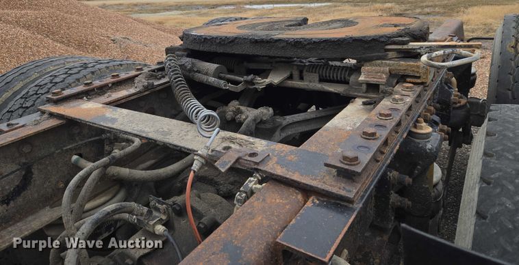 image for item ET5361 2005 Kenworth T800 semi truck