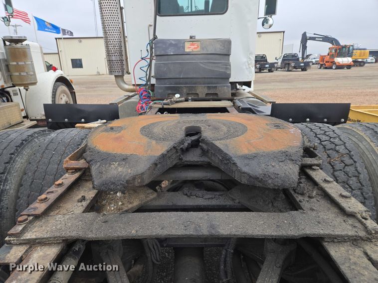 image for item ET5361 2005 Kenworth T800 semi truck