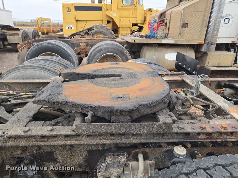 image for item ET5361 2005 Kenworth T800 semi truck