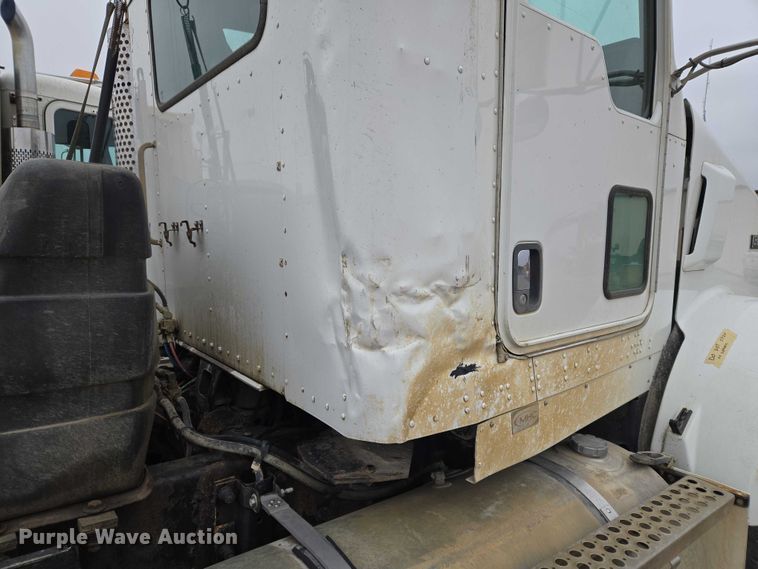 image for item ET5361 2005 Kenworth T800 semi truck