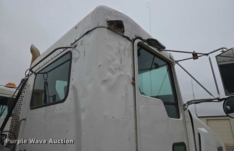 image for item ET5361 2005 Kenworth T800 semi truck