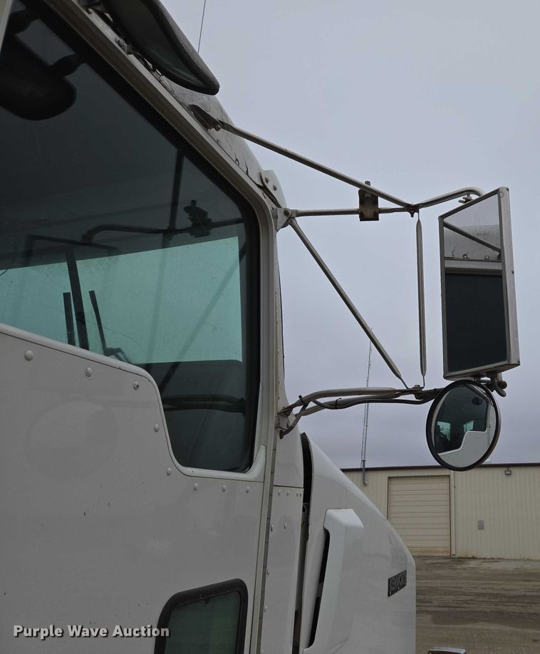 image for item ET5361 2005 Kenworth T800 semi truck