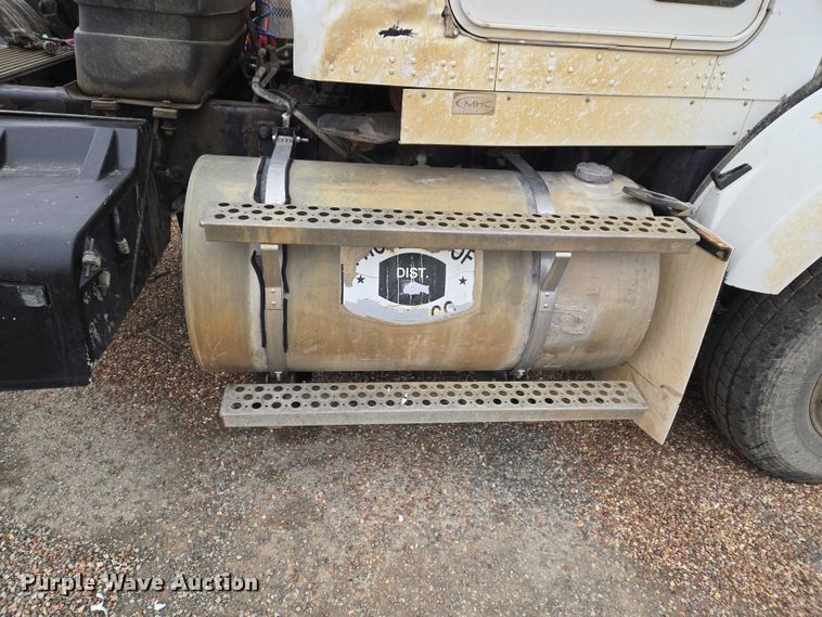 image for item ET5361 2005 Kenworth T800 semi truck