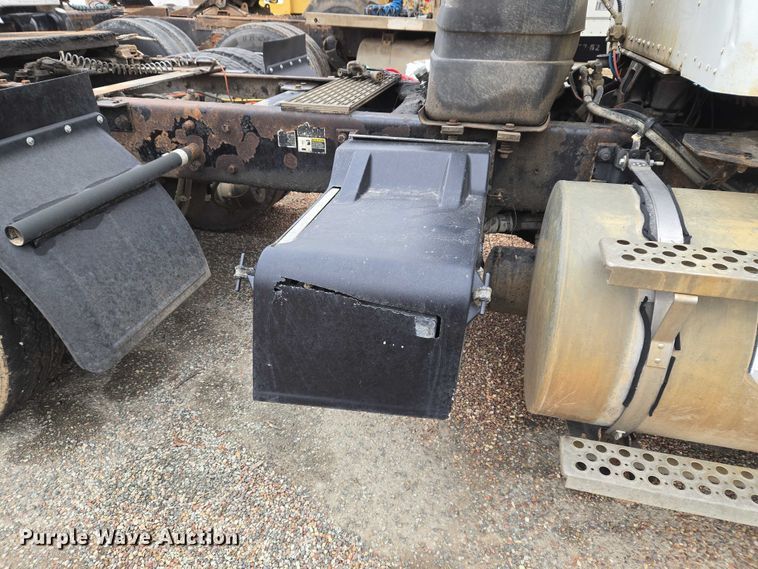 image for item ET5361 2005 Kenworth T800 semi truck