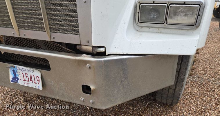 image for item ET5361 2005 Kenworth T800 semi truck