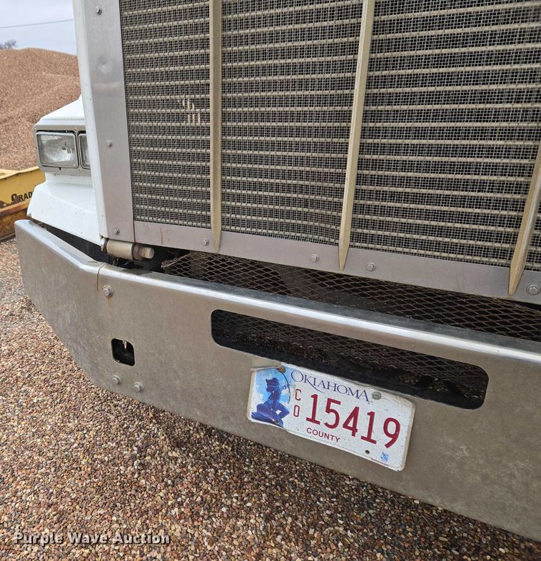 image for item ET5361 2005 Kenworth T800 semi truck