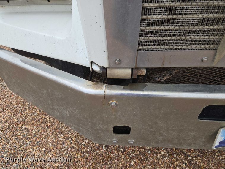 image for item ET5361 2005 Kenworth T800 semi truck