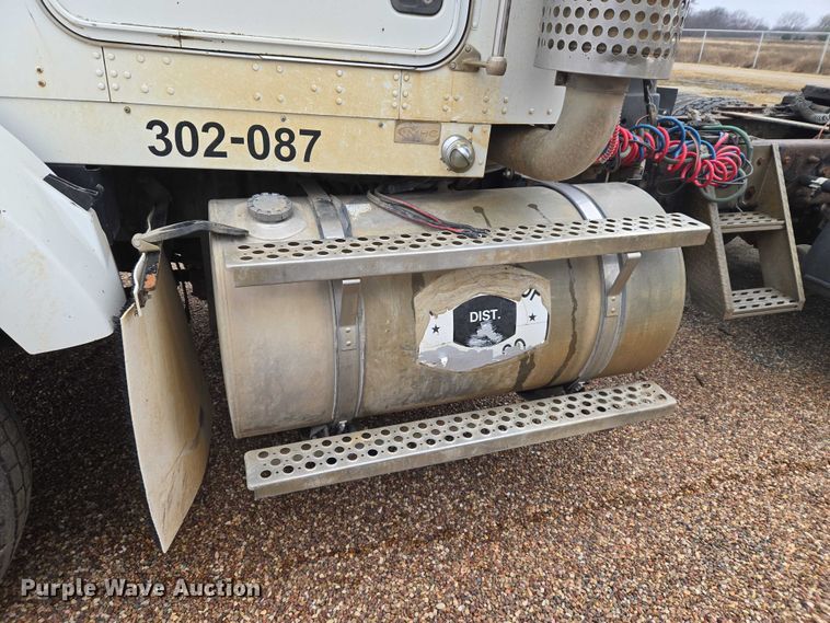 image for item ET5361 2005 Kenworth T800 semi truck