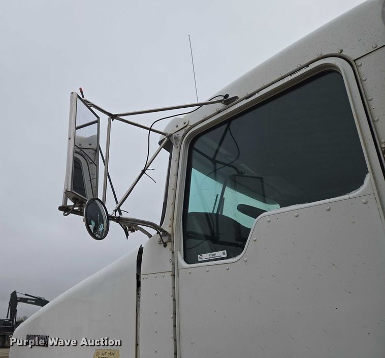 image for item ET5361 2005 Kenworth T800 semi truck
