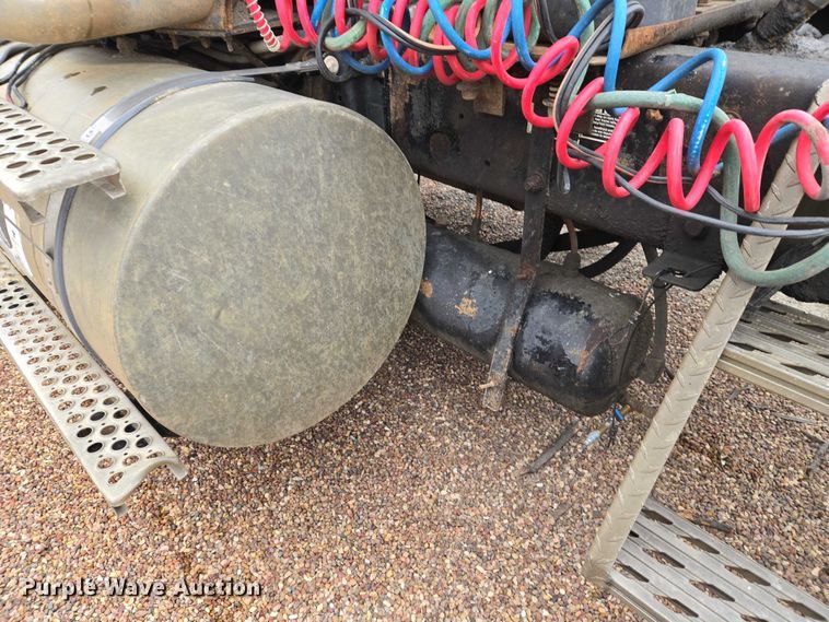 image for item ET5361 2005 Kenworth T800 semi truck