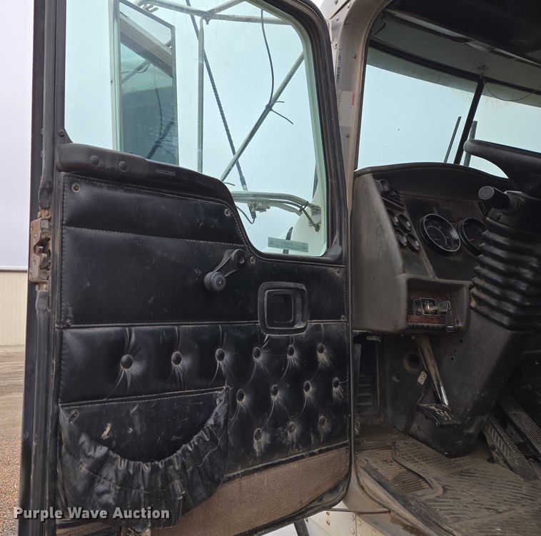 image for item ET5361 2005 Kenworth T800 semi truck