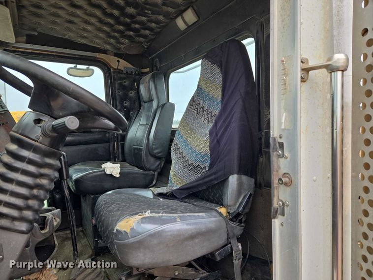 image for item ET5361 2005 Kenworth T800 semi truck