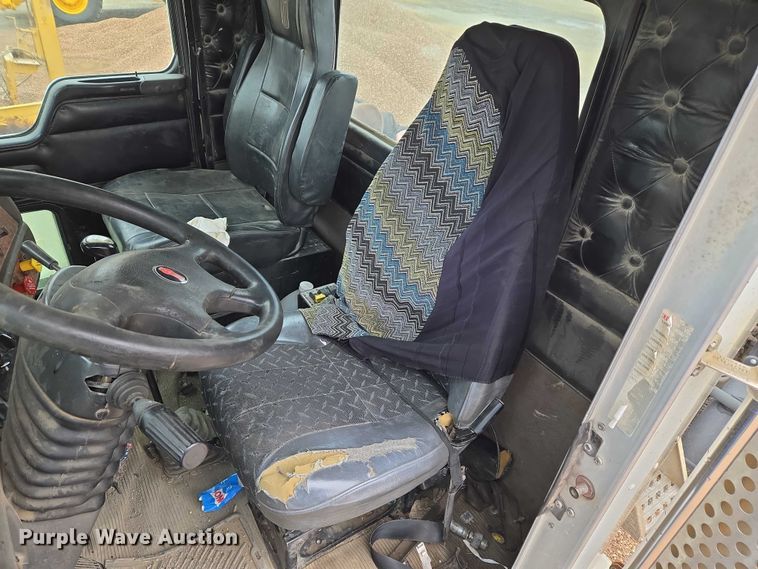 image for item ET5361 2005 Kenworth T800 semi truck