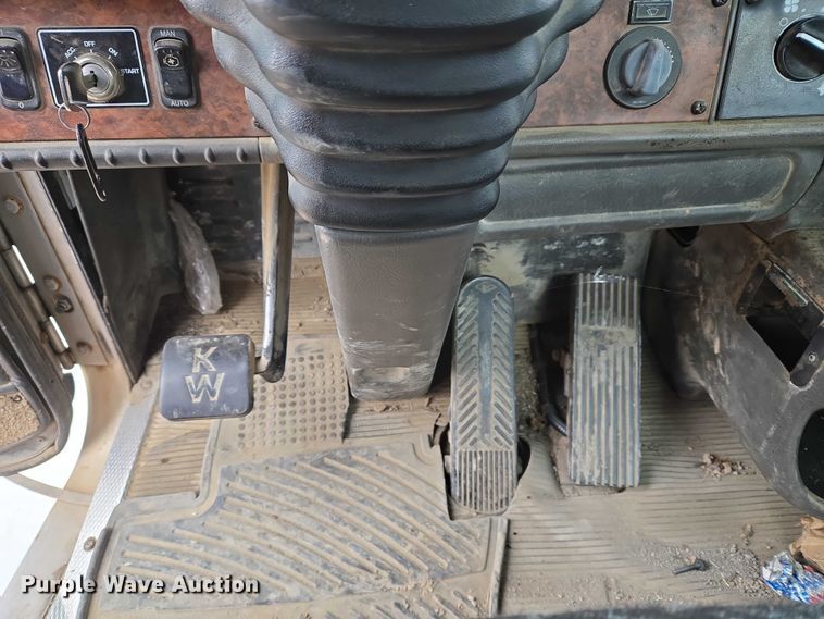 image for item ET5361 2005 Kenworth T800 semi truck