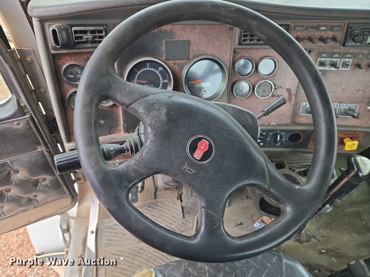 image for item ET5361 2005 Kenworth T800 semi truck