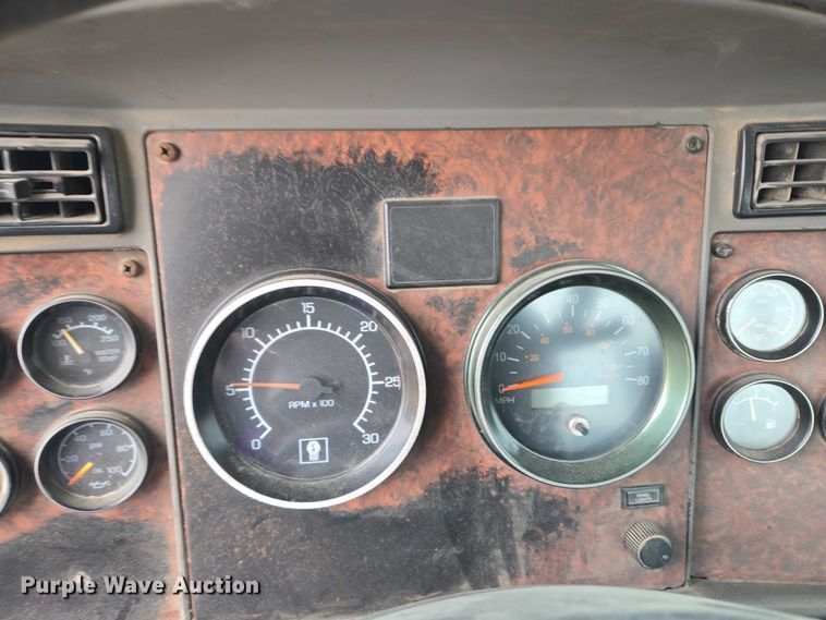 image for item ET5361 2005 Kenworth T800 semi truck